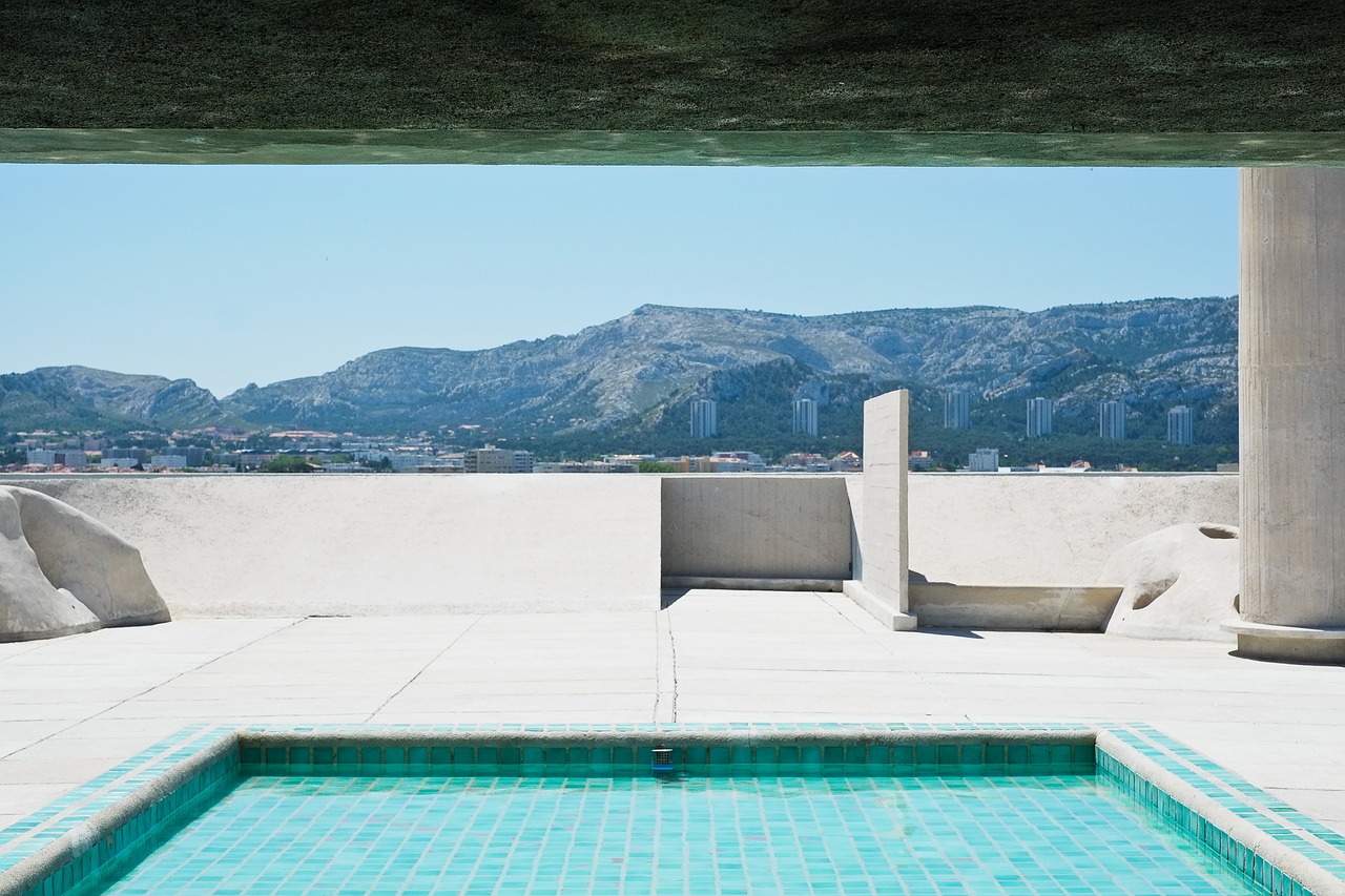 visite privée de la cité Radieuse à Marseille: le toit terrasse et sa piscine